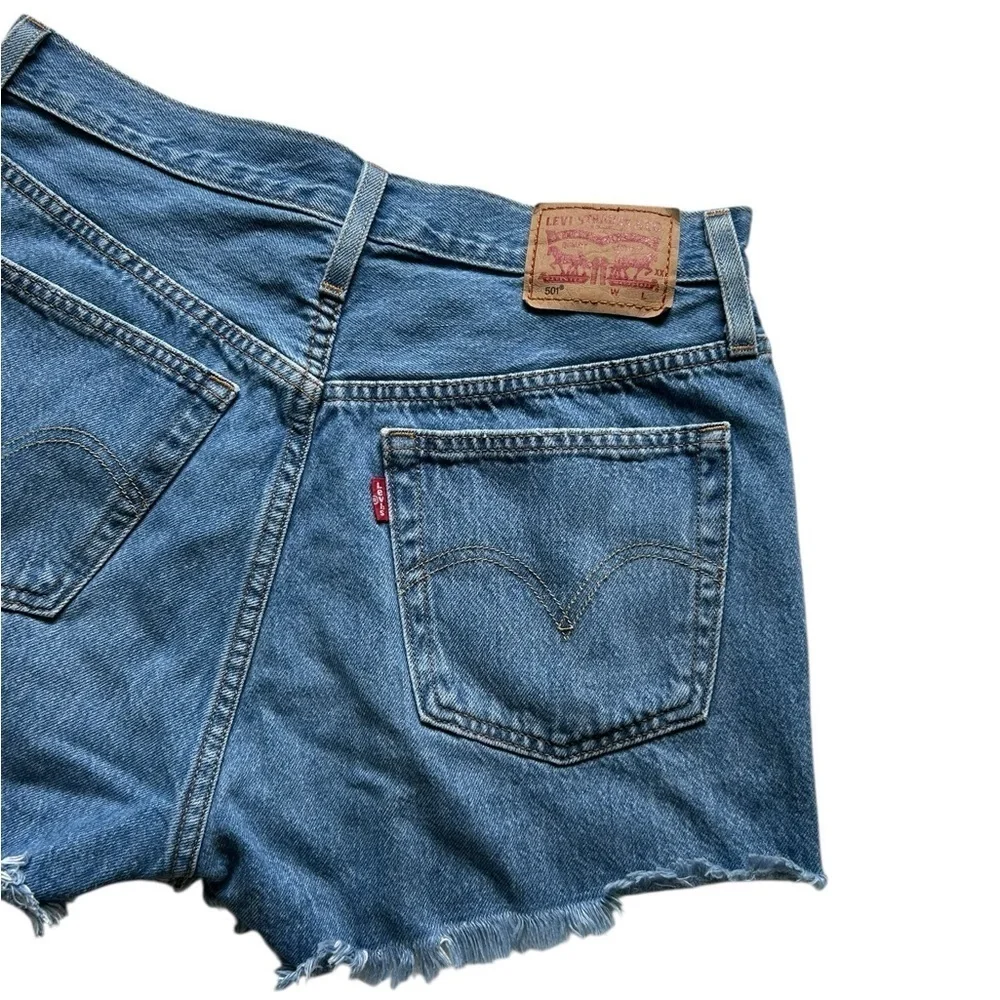 Levi’s 501 Button fly Raw Distressed Hem Medium Wash Denim Jean Shorts Size 28
